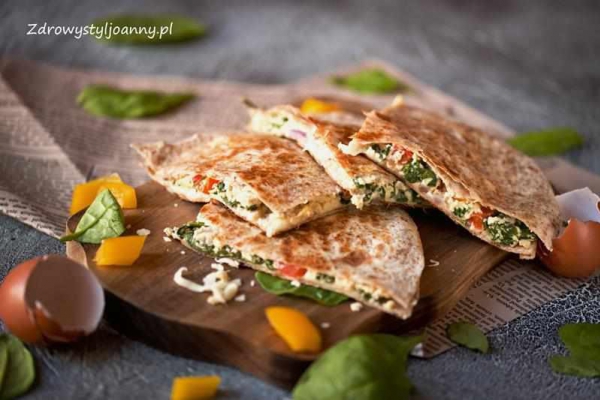 Quesadillas ze szpinakiem i serem feta.