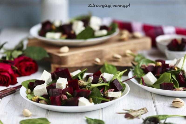 Sałatka z burakiem i pistacjami.
