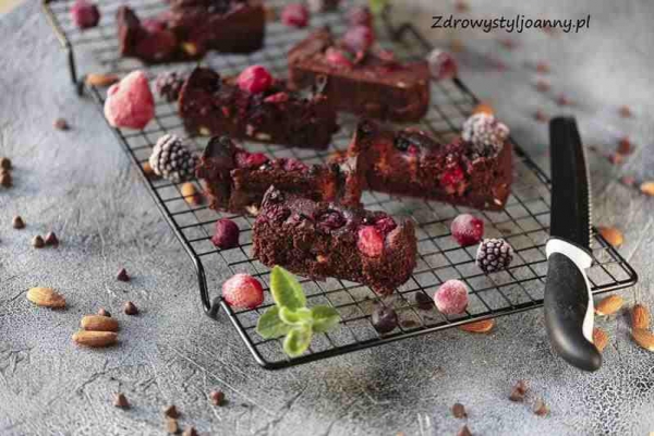 Brownie z owocami i migdałami.