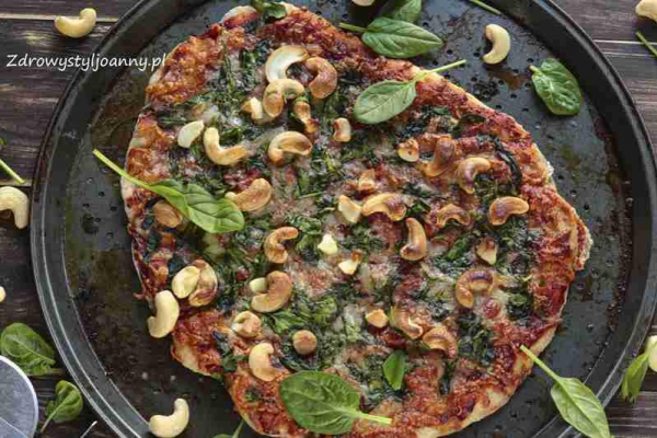 Pizza ze szpinakiem i orzechami.