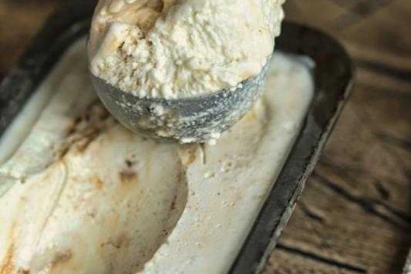 Lody z solonym karmelem.