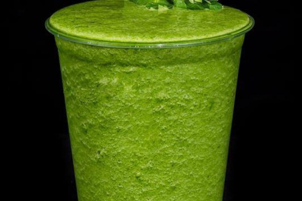 Zielone smoothie z melonem i szpinakiem.