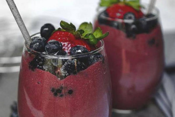 Smoothie z jagodami i masłem orzechowym.