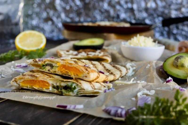 Quesadillas z jajkiem i awokado.
