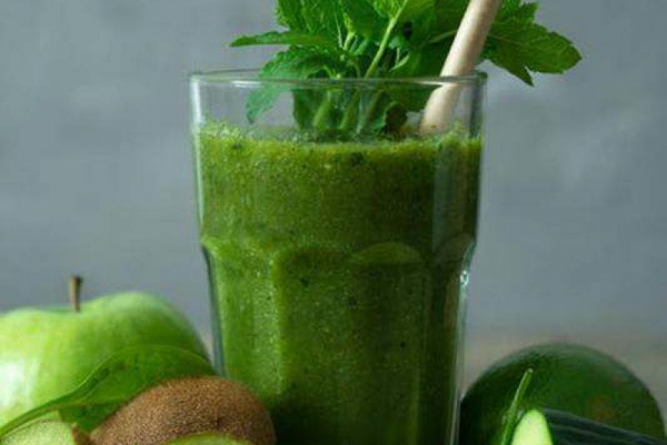 Smoothie ze szpinakiem i gruszką.