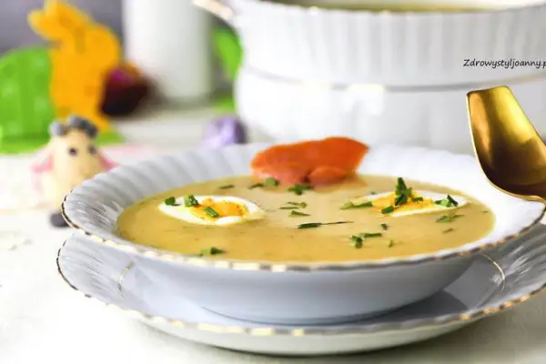 Kremowa zupa chrzanowa z jajkiem i łososiem.