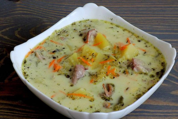 Zupa ogórkowa ze śmietaną i koperkiem