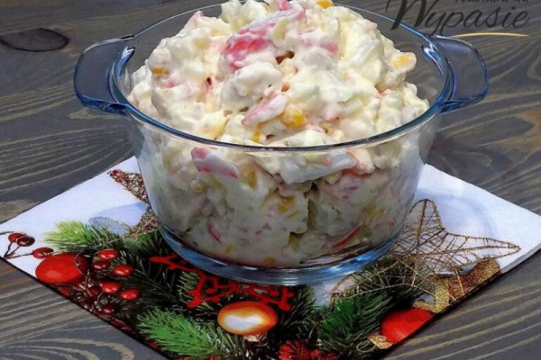 Sałatka z paluszkami surimi, kukurydzą i ananasem