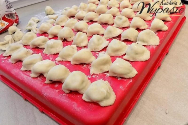 Domowe pierożki z pieczarkami