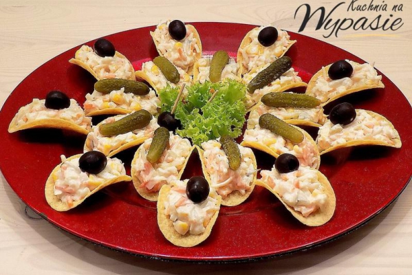 Sałatka – przekąska na chipsach