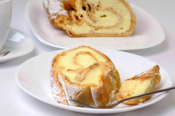 Rolada karpatkowa z kremem budyniowym