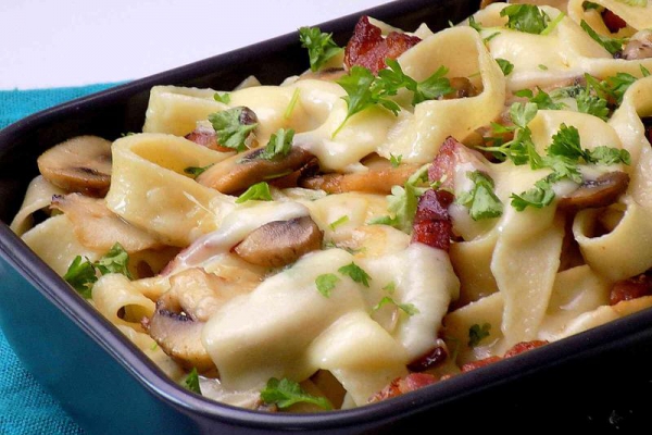 Zapiekanka makaronowa z pieczarkami i boczkiem