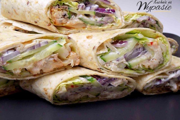 Tortille z warzywami i wędzoną makrelą