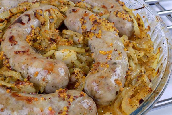 Biała kiełbasa pieczona z cebulą