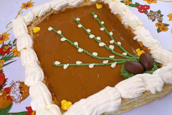 Mazurek kajmakowy na cieście francuskim