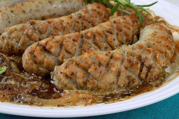 Biała kiełbasa pieczona w piwie