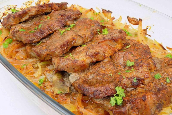 Karkówka pieczona na kapuście