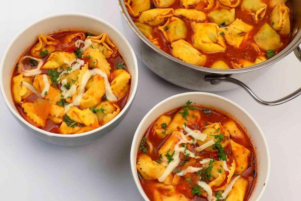 Zupa z tortellini ze szpinakiem
