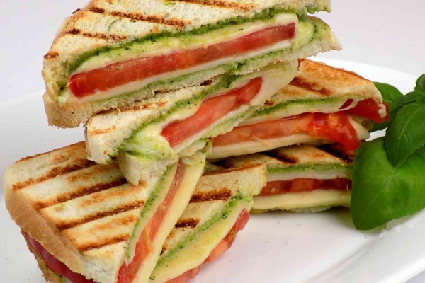 Grillowane kanapki z mozzarellą i pomidorem