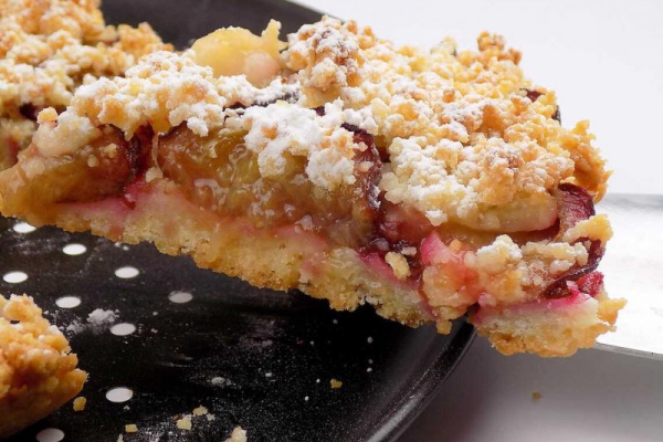 Tarta ze śliwkami i kruszonką