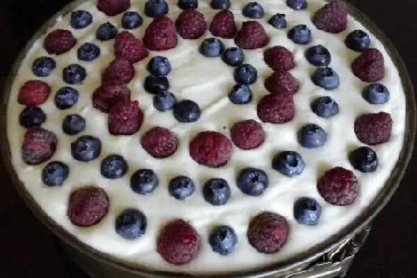 Fioletowy tort z masą jogurtową z borówkami