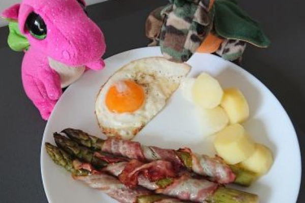 Zielone szparagi zawijane w boczku