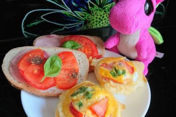 Muffiny jajeczne z serem i szynką