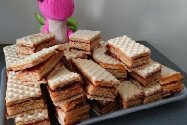 Andrut z masą kajmakową i dżemem porzeczkowym