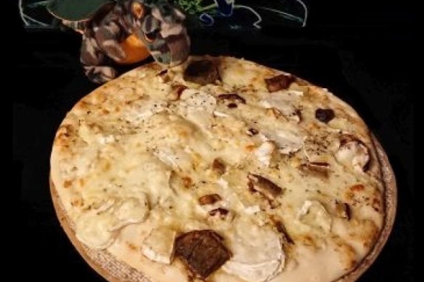 Pizza z grzybami leśnymi