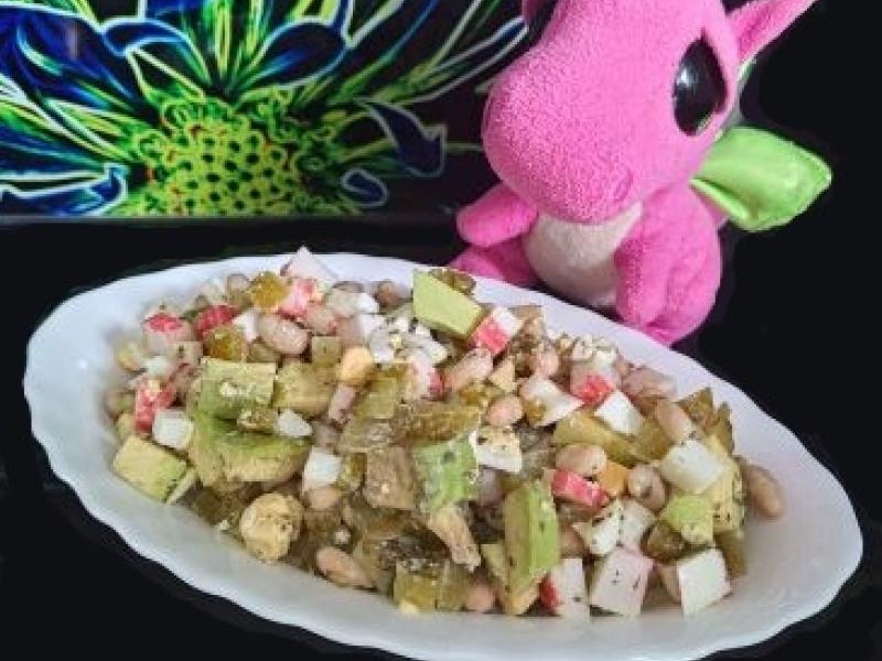 Sałatka z kiszonym ogórkiem i surimi