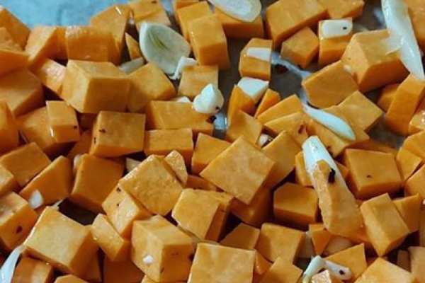 Kotlety z ryżu i pieczonego batata.