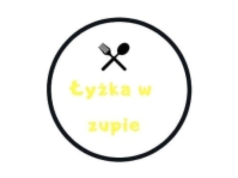 Sałatka ze szparagami, truskawkami i jajkiem.