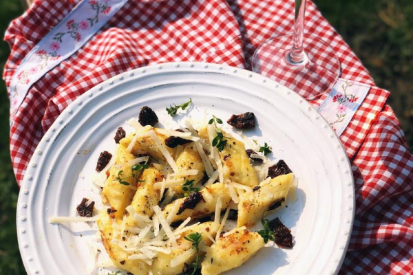 Leniwe z suszonymi pomidorami i parmezanem