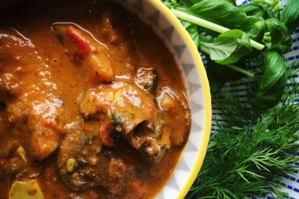 Wegańskie curry z pieczonymi ziemniakami