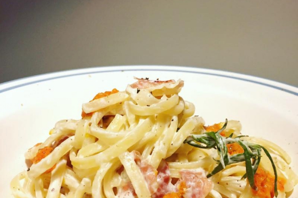Linguine z szynką serrano i rozmarynem