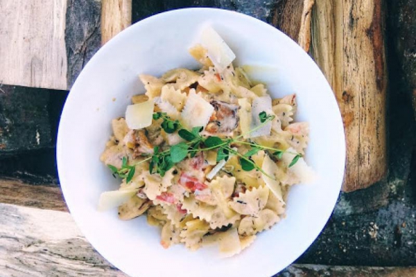 Farfalle z kurkami i pomidorami