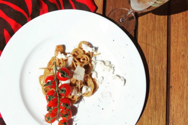 Pomidorowe spaghetti ze świeżą mozzarellą