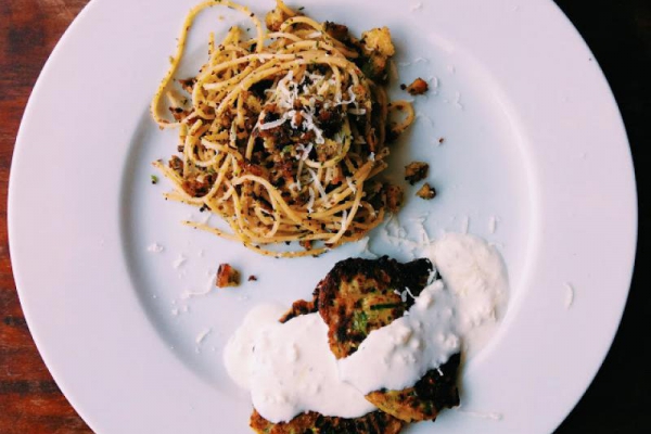 Spaghetti panzanella i cukiniowe placuszki