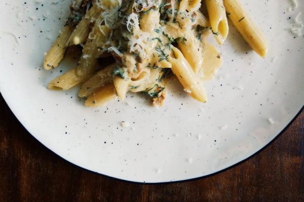 Penne w sosie serowym z suszonymi pomidorami