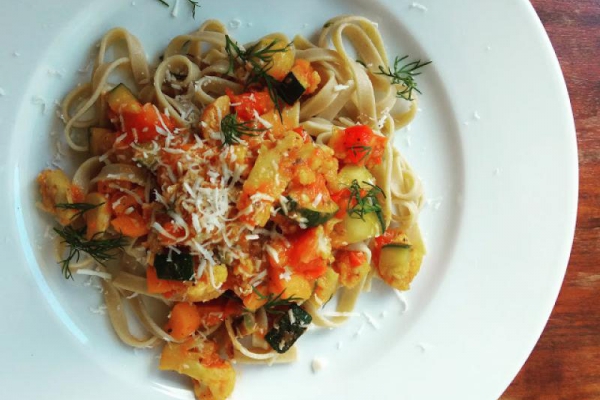 Tagliatelle w sosie z chrupiącymi warzywami