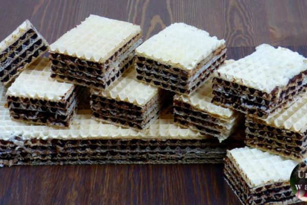 Wafel przekładany masą kakaową i konfiturą z porzeczki