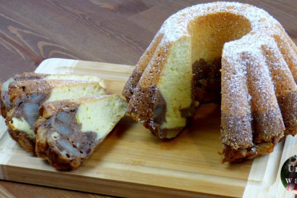Dwukolorowa babka z owocowym spodem