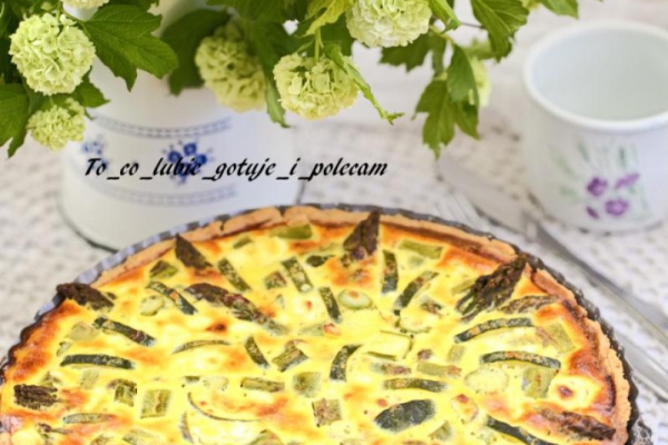 Tarta ze szparagami, cukinią oraz fetą.