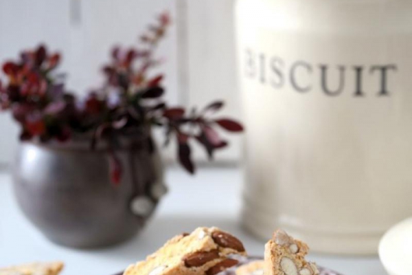 Cantuccini (biscotti)- włoskie ciasteczka z migdałami.