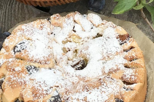 Puszyste ciasto ze śliwkami.