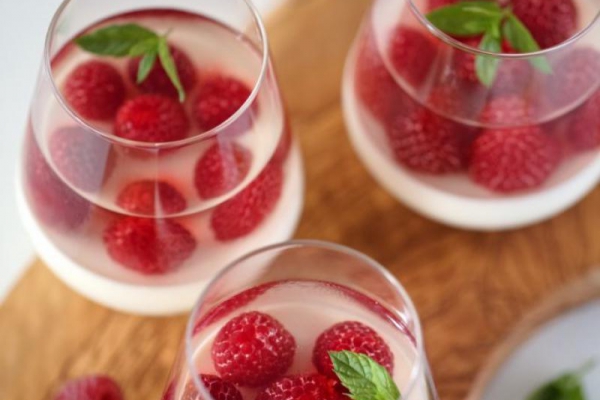 Deser panna cotta z galaretką i owocami.