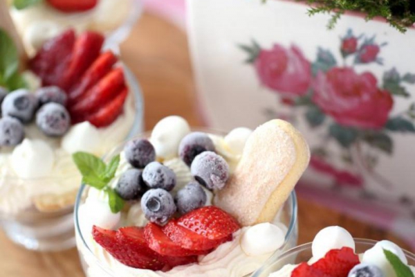 Deser z serkiem mascarpone i owocami.
