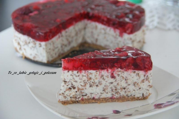 Sernik stracciatella z malinami i czekoladą