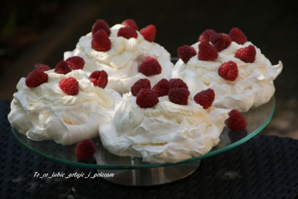 Beza – mini beza Pavlova z owocami
