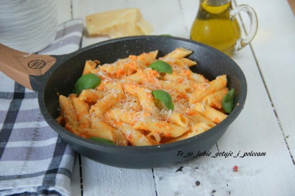 Makaron w sosie paprykowym